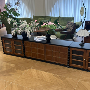 Mueble para TV de Salón, Mueble de Entretenimiento de Madera Maciza Estilo Mid-Century, Mueble Combinado para TV con Puertas de Panel Elevado - Product Image 1