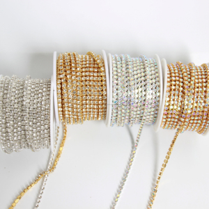 Catena di strass con motivo oro/argento bianco/AB da cucire, con cristalli a punta in vetro per scarpe e diamanti in cristallo da cucire per vestiti - Product Image 1