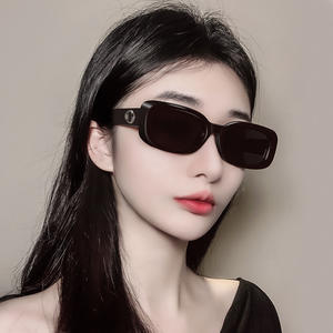 Gm Gafas de sol con montura cuadrada para mujer, montura negra de PC, protección UV400, tipo 3, diseño moderno para uso en exteriores - Product Image 1