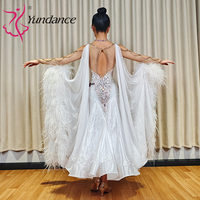 Robe de danse de salon standard de compétition Blackpool B-26060, élégante, blanche, en satin et mousseline Chrisanne, avec plumes d'autruche, pour la scène