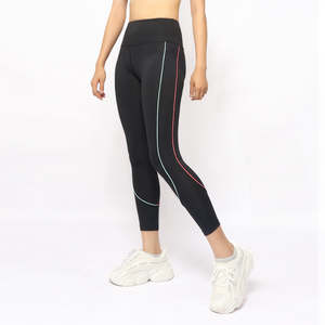 Venta al por mayor de las mujeres de contraste de rayas Tipping Yoga Fitness Leggings Butt Lifting Leggings para las mujeres - Product Image 2