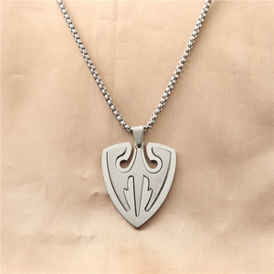 Pendentif bouclier en acier inoxydable pour hommes, collier géométrique, style rétro punk 12069 - Product Image 1