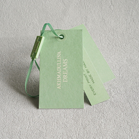 Étiquettes suspendues en papier de luxe personnalisées écologiques en gros, gaufrées vertes, estampage à chaud, impression UV, 800g, pour vêtements, jeans, sacs, chaussures