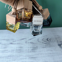 Diffuseur de parfum pour voiture de 8 ml, forme carrée, flacon en verre suspendu, bouchon en bois noir, accessoire intérieur pour l'intérieur des voitures
