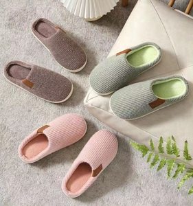 Nouvelles pantoufles de luxe pour femmes avec semelle TPR de qualité supérieure, doublure en peluche et matériaux haut de gamme - Product Image 2