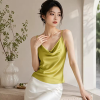Tissu satiné en polyester vert olive texturé avec détails plissés fins pour robes et jupes de soirée élégantes
