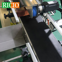 Machine d'étiquetage à angle droit RICIO Auto Motor pour l'application d'étiquettes autocollantes sur cartons et la pose d'étiquettes individuelles
