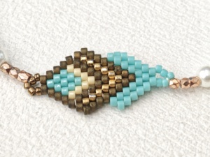 Braccialetto Semplice e Classico con Perle Bianche Miyuki Intrecciate a Mano, Vendita Diretta dalla Fabbrica, Motivo a Diamante - Product Image 5