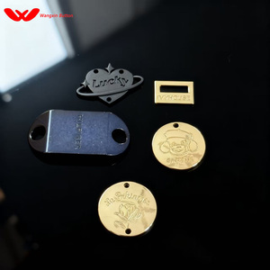 Wangxin nhà máy Logo tùy chỉnh kim loại chữ cái, nhãn, tên nơi, dập nổi và khắc Kim Loại nhãn, túi xách, quần áo, mũ - Product Image 4