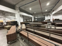 Planche de terrasse en bois composite ignifuge de haute qualité en bois composite résistant aux fissures planche de jardin en WPC extérieure pour la maison hôtel vente en gros