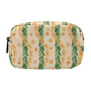 Pochette de toilette de voyage en cuir personnalisée avec logo, motif floral hawaïen Puakenikeni et feuilles de Maile, petite trousse à cosmétiques - Product Image 1