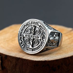 Anillo de hombre con cruz de San Benito de yunnique, joyería religiosa retro de acero inoxidable, diseño geométrico, forma redonda - Product Image 1