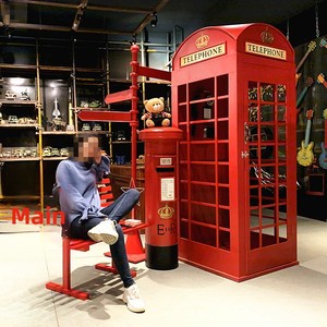 Cabine téléphonique rouge de style britannique, artisanat en métal pour la décoration de mariage, accessoire de cabine téléphonique vintage pour la décoration d'événements - Product Image 1