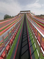 Bande transporteuse en caoutchouc rugueux pour utilisation en extérieur dans les stations de ski et les tapis magiques - Structure en acier contemporaine pour les personnes