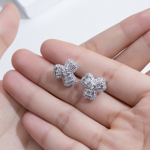 Boucles d'oreilles Messi Jewelry MSE-852 en or jaune 18 carats avec diamants taille baguette et taille rond pour femmes - Product Image 5