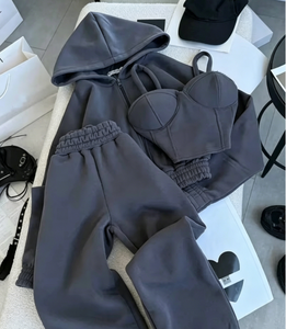 Completo Set Tuta da <span class=keywords><strong>Donna</strong></span> di Lusso Firmata Personalizzata 2026 Nuovi Arrivi: Felpa con Cappuccio, Top a Fascia e Pantaloni Sportivi (3 Pezzi) - Product Image 2