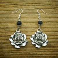Boucles d'oreilles en alliage de zinc plaqué argent antique à la mode, boucles d'oreilles pendantes en forme de rose, cadeaux pour les occasions spéciales pour femmes