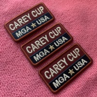 Badges brodés 3D en sergé thermocollant en forme de bouclier, patchs logo brodés auto-adhésifs en tissu personnalisés en usine