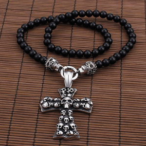 قلادة بسلسلة من الخرز الزجاجي الأفريقي من كالين مع قلادة على شكل جمجمة وصليب - Product Image 5