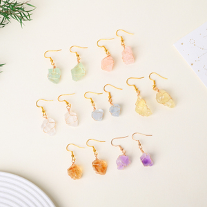 Boucles d'oreilles asymétriques en améthyste, nouveau design, pierre brute irrégulière, cristal, fil doré, idéales pour un cadeau, vente en gros - Product Image 1