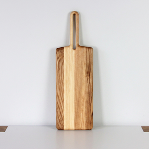 Tabla de servir de madera de fresno con mango largo tipo pala, ranura ovalada, vetas bicolor, grabado personalizado OEM, Vietnam - Product Image 1