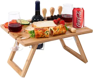 बांस Foldable नाश्ता मेज के साथ शराब की बोतल और गिलास धारक अतिरिक्त पनीर चाकू सेट शराब PicnicTrayTable