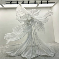 Fleurs artificielles géantes en organza de soie 3D, installation artistique faite à la main pour la décoration de la toile de fond de la cérémonie de mariage