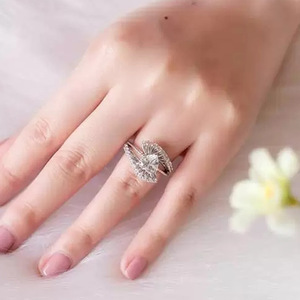 Anello di fidanzamento con zirconi cubici a forma di cuore per donna, fede nuziale romantica con stile dolce e creativo - Product Image 4