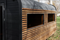 Runde Mobile Sauna-Kabine |   Verkohlte Holzverkleidung, Asphaltschindeldach & Holzofen-Schornstein |   Für 4-6 Personen geeignet