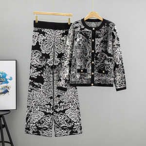 Conjunto de suéter de punto para mujer con estampado floral, conjunto de dos piezas de manga larga para uso casual en primavera y otoño. - Product Image 2