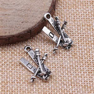 Colgante de bastones de esquí cruzados 16x23mm de aleación de zinc plateado envejecido con 1 lazo para regalos de equipos de deportes de invierno - Product Image 2