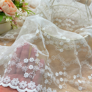 Tela de Encaje Bordada Blanca con Flores 3D y Borde Festoneado para Vestido de Novia, Velo de Novia y Manualidades - Product Image 1