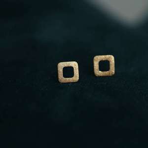 Vente en gros de boucles d'oreilles Chic Simple Minimaliste 9k Fine Stud IGI Certified Kj243 Square Brush Scrub Trendy Design Crystal Rhinestone - Product Image 2