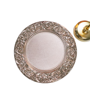 Piatti di ricarica da tavolo in plastica oro rosa da 13 pollici Vintage elegante sotto il piatto con bordo di fiori retrò lucido per matrimonio - Product Image 1