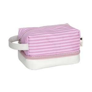 Bolsa de Maquillaje Rosa al por Mayor, Hermosa Bolsa de Aseo para Mujer con Diseño a Rayas, Bolsa de Viaje de Gran Capacidad con Logotipo Bordado y Cierre de Cremallera - Product Image 1