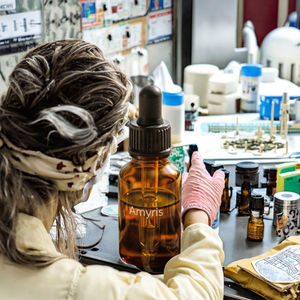 Huile Essentielle d'Amyris 100% Pure Biologique Certifiée ISO, Distillée à la Vapeur, Anti-Âge, Marque Costemise, Fabricant OEM/ODM en Gros - Product Image 3