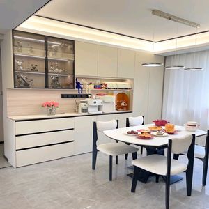 Faites une déclaration élégante avec ce <span class=keywords><strong>buffet</strong></span> <span class=keywords><strong>gris</strong></span> <span class=keywords><strong>clair</strong></span>, avec des tiroirs inférieurs pour dissimuler les ustensiles de cuisine quotidiens. - Product Image 3