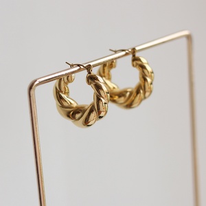 Boucles d'oreilles créoles hypoallergéniques en acier inoxydable torsadé doré, style croissant, épaisses et tendance - Product Image 1