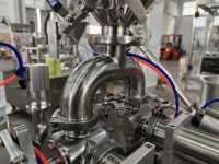 Machine de remplissage semi-automatique à piston avec trémie de chauffage et de mélange pour confiture de fruits, sauces épaisses et pâtes visqueuses