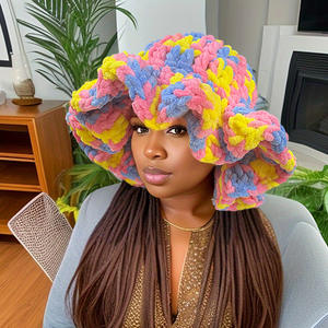 Cappello da Pescatore Invernale da Donna con Volant Colorati, Lavorato a Mano con Filato Spesso per Tenere al Caldo - Product Image 1