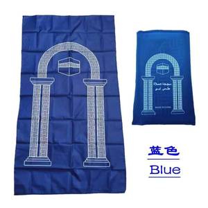 Alfombra musulmana suave de felpa con estampado floral turco, fácil de plegar, adecuada para hombres o como regalo de viaje para Ramadán o Eid. - Product Image 4