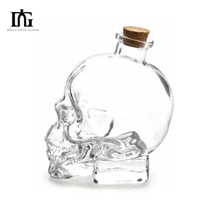 Individuelles neues Design kleine 150 ml 200 ml 500 ml lebensmittelqualität Schädel kopf geformt Wodka-Lektor-Glasflasche mit Korken