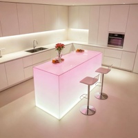Îlot de cuisine en acrylique translucide haute brillance avec éclairage LED, design moderne, plan de travail lumineux, taille personnalisée pour résidence haut de gamme