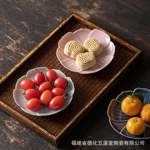 Petite assiette en porcelaine en forme de lotus de Fujian Wuxitang pour servir le thé, les collations, les fruits lors de mariages - Product Image 4