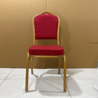 Chaise de banquet rouge en aluminium, très demandée, avec structure métallique moderne, idéale pour les événements spécifiques et les églises