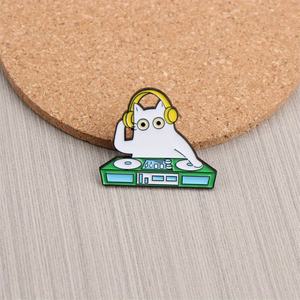 Insignia única con temática musical. Forma de gato con un <span class=keywords><strong>Funky</strong></span> DJ Vibe. Perfecto para el uso diario de personas modernas y amantes de las fiestas. - Product Image 2