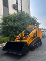 Mini-chargeuse sur chenilles T750, capacité 410 kg, capacité de montée 25 degrés, EPA EURO5, avec souffleuse à neige et motoculteur rotatif