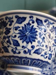 Service à thé 3 pièces Jingdezhen, Gaiwan bleu sous glaçure peint à <span class=keywords><strong>la</strong></span> main, motif lotus complexe conçu par le maître Mengli - Product Image 3