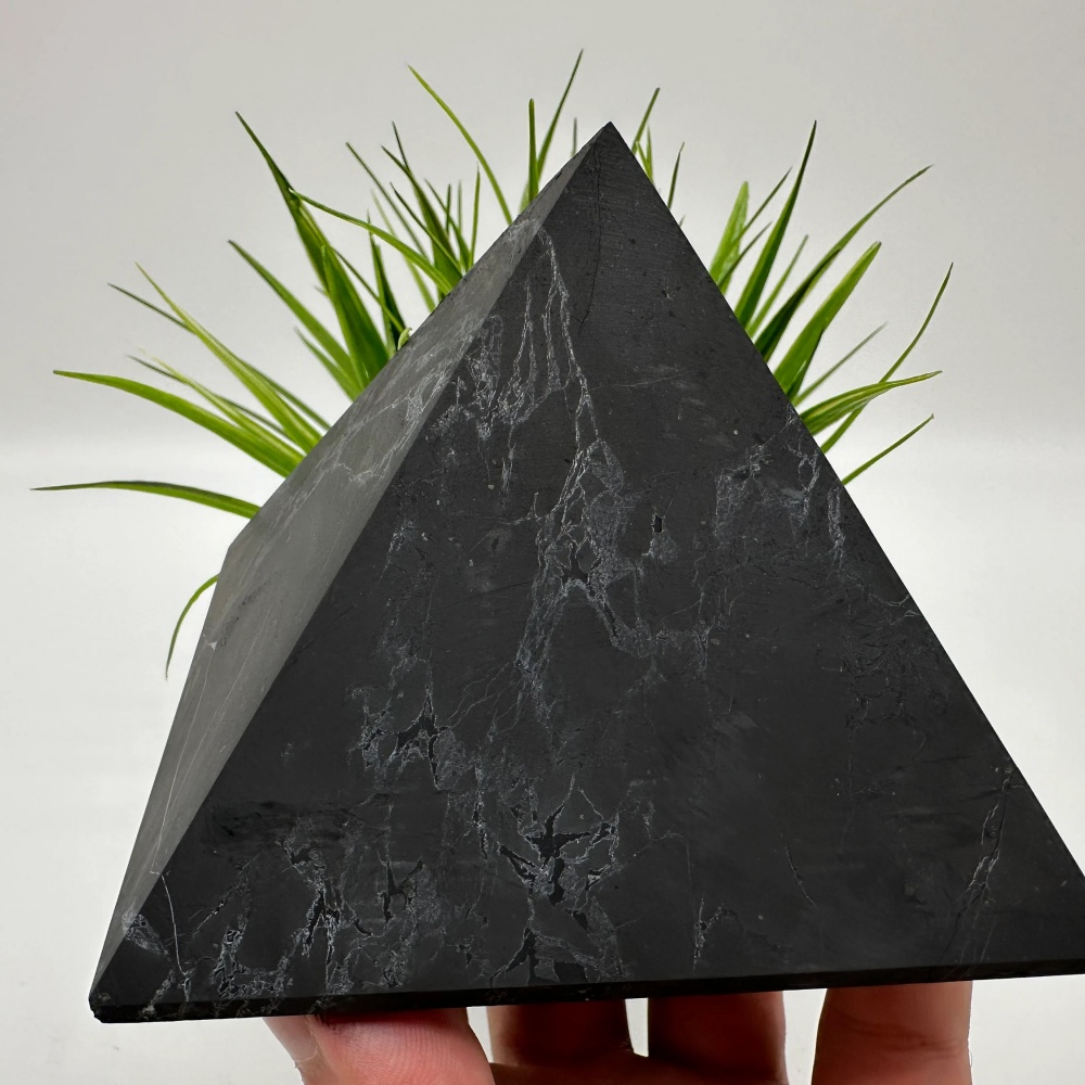 Pyramide de shungite