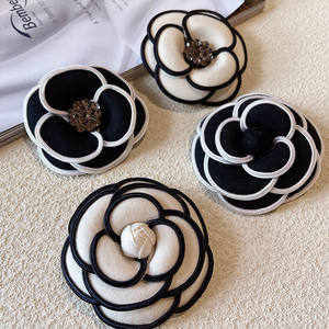 Bijoux de mode, broches et épingles de créateur blanches et noires - Product Image 1
